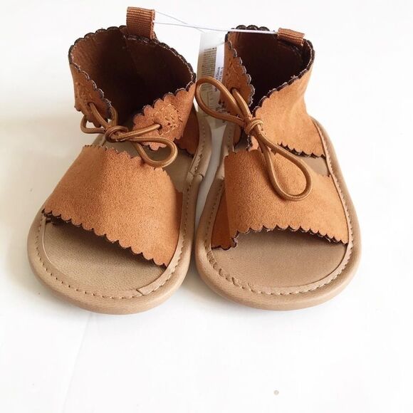 Old Navy NWT tan scalloped sandals 6-12m (US 3) - Picture 2 of 4